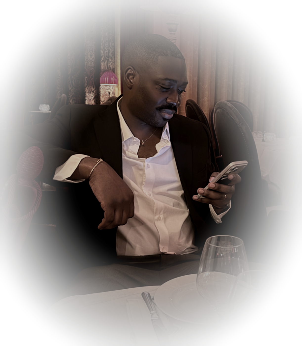 Aaron en costume, attablé dans un restaurant parisien